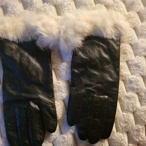 Elegant Black Leather Gloves with Cream White Fur Trim